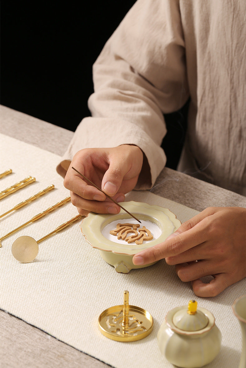 Using the celadon burner to arrange an incense powder pattern